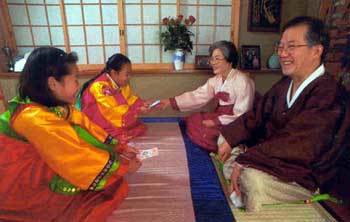 어린이들에게 설은 즐겁다 . 두 여자 어린이가 할아버지 할머니에게서 새뱃돈을 받고 있다 ./동아일보 자료사진