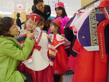여자 어린이들이 어머니와 함께 설 한복을 고르고 있다.사진제공 현대백화점