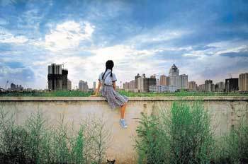 저 빌딩숲을 위해 우리가 잃어버 린 것들은 무엇인가 . 중국 사진 작가 웽 페이준은 작품 ’벽 위에서 ’를 통해 도시의 이면에 가린 인간의 외로움과 고독을 표현하고있다 .사진제공 상하이미술관