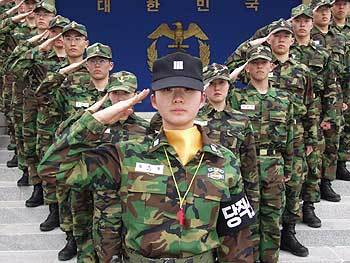 해군사관학교 역사상 여생도로서는 처음으로 신입생 훈련 소대장을 맡은 김근향 생도(앞쪽)와 가입교해 훈련을 받고 있는 신입생들. -사진제공 해군