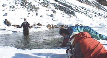 ‘백두산 천지 고도 아이스다이빙’ 대원들이 2003년 1월1일 백두산 천지 천문봉 주변에서 다이빙에 도전하고 있다. 대원들은 영하 40도가 넘는 추운 날씨에 오리발과 산소통을 짊어지고 천지 30m 깊이의 수중촬영에 성공했다. 사진제공 MBC