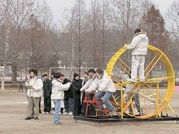 EBS ‘사이언스 포 대전’에서 홍익대 ‘인생역전’ 팀이 원심력의 원리를 이용해 대포 실험을 하고 있다.사진제공 EBS