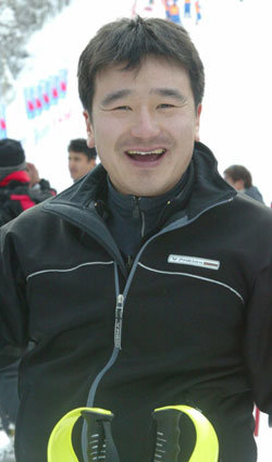 부상 때문에 8위에 그쳤지만 최선을 다했다며 웃고 있는 허승욱. 오와니=원대연기자