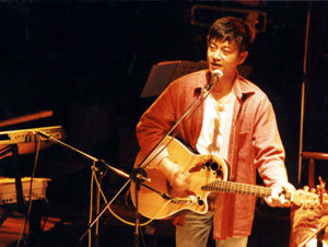 최근 발표한 4집을 통해 다양한 포크록의 세계를 펼치고 있는 가수 이정열