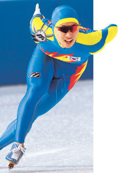 한국의 이규혁이 3일 일본 아오모리현 하치노헤시 나가네공원 빙상장에서 열린 2003 동계아시아경기대회 스피드 스케이팅 남자 1500m 결승에서 온 힘을 다해 질주하고 있다. 하치노헤=원대연 기자