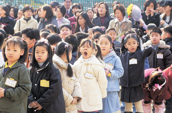 지난해 서울시내 한 초등학교 입학식에 참석한 새내기들이 천진난만한 표정으로 교사의 설명을 듣고 있다. -동아일보 자료사진