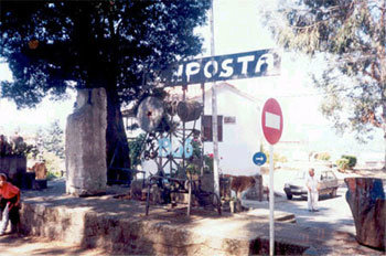 사진제공 KBS    어린이들로 구성된 ‘벤포스타’의 마을 입구. ‘벤포스타’를 알리는 이정표 하단에 설립 연도인 1956이 기록