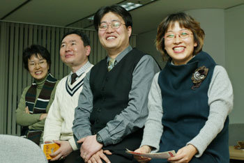 왼쪽부터 이진영기자,주유진,김태성,김경란씨.사진=신석교.그래픽=정인성기자