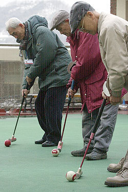 서울 종로구 경운동 서울노인복지센터에 마련된 게이트볼 운동장에서 노인들이 게이트볼을 즐기고 있다. -전영한기자