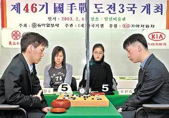 이창호 9단(왼쪽)과 조한승 5단이 점심식사를 마친 뒤 오후 2시 재개된 대국에서 수읽기에 몰두하고 있다. -권주훈기자