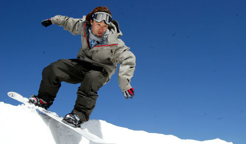 ‘눈위에서 젊음을.’ 스노보더 김수경씨가 용평리조트에서 훈련에 몰두하고 있다. 용평=김경제기자