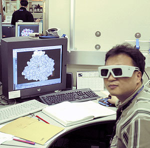 3차원 입체 안경을 쓴 과학자가 모니터 위에서 질병 단백질의 구조에 들어맞는 신약후보물질을 검색하고 있다. -동아사이언스 자료사진