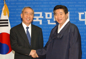 “손잡고 경제개혁 합시다”노무현 대통령당선자(오른쪽)가 10일 인수위 사무실을 방문한 전경련 손길승 신임회장과 악수하고 있다.국회사진기자단