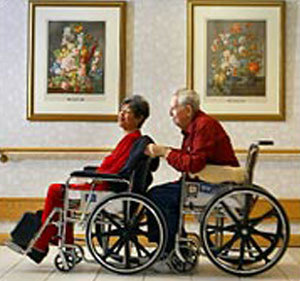 13일 결혼을 앞두고 있는 허버트 스퍼 할아버지(오른쪽)와 밀레드 보드 할머니의 다정한 모습.-사진제공 뉴욕타임스