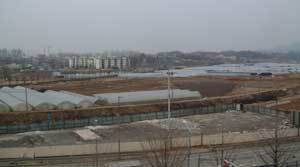서울 강남의 마지막 미개발지로 눈길을 끌고 있는 송파구 장지지구의 아파트 입주권을 둘러싼 불법 거래가 만연해 투자자들의 주의가 요구된다. 2006년 말 완공되는 장지택지개발지구 전경. 김창원기자