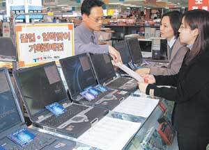 서울 테크노마트 노트북매장에서 손님들이 데스크톱 이상의 기능을 갖춘 ‘슈퍼노트북’을 고르고 있다. 사진제공 테크노마트