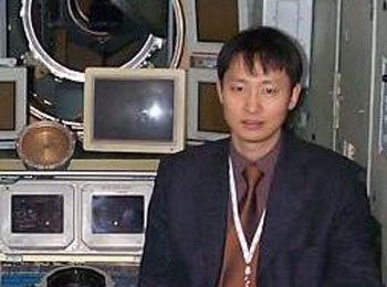 가가린센터의 우주정거장 내부를 취재하고 있는 김기현 특파원.