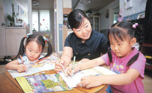 학습지는 부모가 공부 욕심을 내기보다는 아이들의 능력에 맞는 것을 골라 차근차근 끝까지 마치게 하는 것이 바람직하다.동아일보 자료사진