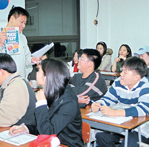 외국어고 입시와 대입에서 영어 성적 우수자를 위한 특별전형이 늘면서 토익반을 직접 운영하는 학교들이 많다.동아일보 자료사진