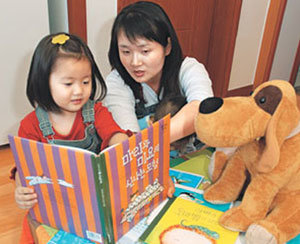 아이들이 자연스럽게 영어를 배우도록 하려면 집안 곳곳에 영어단어를 붙여놓은 등 아이들의 호기심을 끄는 것이 중요하다. 자료제공 재능교육