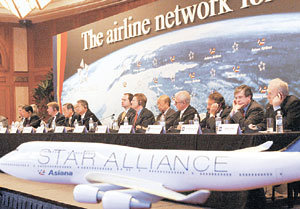 아시아나항공은 17일 서울 조선호텔에서 루프트한자 싱가포르항공 등이 상호 업무 제휴를 위해 결성한 스타 얼라이언스(Star Alliance) 회원사로 가입했다고 공식 발표했다. 강병기기자