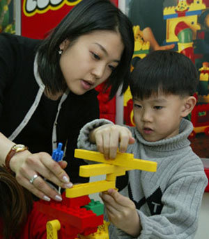 서울 목동 ’레고교육센터’에서 아이들이 레고 블록을 쌓고 있다. 김은아 선생님은 수업을 이끌어가는 ’주역’보다는 아이들이 스스로 블록을 쌓도록 ’도우미’ 역할만 한다.강병기기자 arche@donga.com