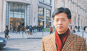 파리 샹젤리제 루이뷔통 매장 앞의 박제균 특파원