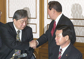 18일 국회 귀빈식당에서 열린 민주당 대북송금 관련 위원회 간담회에 참석한 정대철 최고위원, 김원기 당개혁특위위원장, 한화갑 대표(왼쪽부터)가 최근 신구주류간의 갈등 때문인지 어색한 장면을 연출하고 있다. -안철민기자