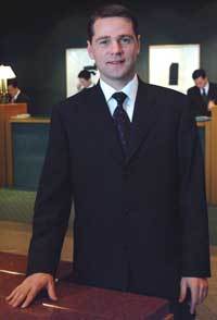 서울 그랜드하얏트호텔 앤드루 맨스포스 객실담당 이사가 호텔 로비에 서 있다.사진제공 서울 그랜드하얏트호텔