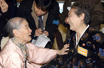 20일 제6차 이산가족 상봉행사에 참가한 남측 이산가족 중 최고령자인 장수천 할머니(97)가 53년 만에 만난 북의 딸 양영애씨(71)의 손을 잡으며 오열하고 있다. -금강산=사진공동취재단