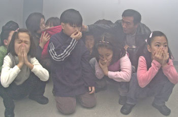 서울시민안전체험관의 연기 피난 체험실에서 대피훈련을 하고 있는 어린이와 부모들. -권주훈기자