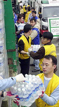 21일 오전 대구 지하철 방화 참사 합동분향소가 마련된 대구 시민회관 앞에서 자원봉사자들이 유가족들에게 나눠줄 물품을 트럭에서 내리고 있다. -박영대기자