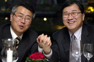 공통점이 많은 40년지기인 이철 연세의료원 기획조정실장(왼쪽)과 이철 울산대병원장이 오랜만에 만나 추억을 떠올리며 파안대소하고 있다.박영대기자 sannae@donga.com