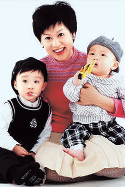 개그우먼 박미선이 아이들과 함께 환한 미소를 짓고 있다. -사진제공 B-One 엔터테인먼트