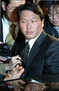 22일 밤 구속영장이 발부된 최태원 SK㈜ 회장이 서울구치소로 가기 위해 서울지검 앞에서 승용차에 올라 타고 있다. -원대연기자