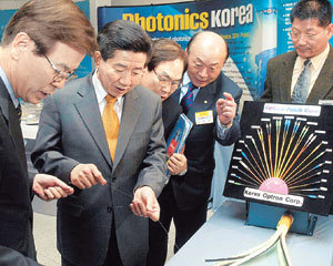 노무현 당선자가 광주과기원을 방문해 나정웅(왼쪽)원장으로부터 광케이블 기술에 대해 설명을 듣고 있다. -광주〓국회사진기자단