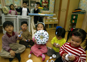 “엄마, 집에도 이런 물건이 필요해요.” 어린이 안전용품은 자주 발생하는 위험으로부터 아이를 지켜준다. 서울 강남구 도곡동의 한 유치원에서 어린이들이 안전용품을 들고 천진난만한 표정을 짓고 있다.원대연기자 yeon72@donga.com