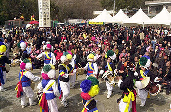 25일 노무현 대통령의 고향인 경남 김해시 진영읍 봉하마을에서 주민과 방문객 등 1000여명이 노 대통령의 취임을 축하하는 풍물놀이를 즐기고 있다. -진영=최재호기자