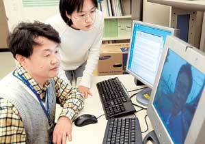 한국전자통신연구원 박준 음성언어팀장(왼쪽)이 컴퓨터 음성인식의 정확도를 테스트하고 있다.사진제공 한국전자통신연구원