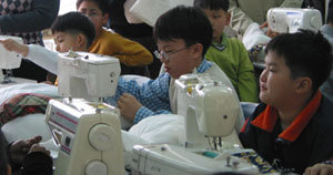 남학생들이 서울 을지로 4가 부라더미싱교육실에서 재봉틀로 쿠션을 만들고 있다.김진경기자 kjk9@donga.com