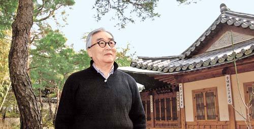 현대 한국 화단의 산 증인이며 한국화의 새로운 경지를 개척한 산정 서세옥이 그의 서울 성북동 집앞에 섰다. 그의 멋스러움과 품격이 한옥과 잘 어울린다. 그는 일흔 넷이라는 나이는 그저 인간이 만든 시간일 뿐이라고 말했다. 권주훈기자