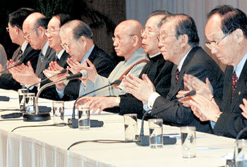 26일 오전 서울 중구 장충동 신라호텔에서 종교와 시민단체 등 각계 지도층 인사들이 ‘한반도 반전반핵 평화실현을 위한 시민사회 선언’ 낭독에 이어 손뼉을 치고 있다. -강병기기자