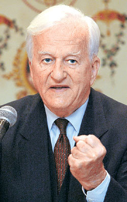 리하르트 폰 바이츠제커 전 독일 대통령이 26일 서울 신라호텔에서 열린 평화포럼 초청 강연회에서 독일통일과정을 회고하며 한반도 평화 문제에 관한 견해를 밝히고 있다. -강병기기자