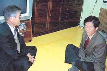 문재인 대통령민정수석비서관이 28일 오후 노건평씨(오른쪽)를 경남 김해시 노씨의 집 안방에서 직접 면담하고 있다.김해=강정훈기자 manman@donga.com