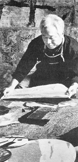 한지 작가 함섭은 대기만성을 기다려 주지 않는 이 스피드의 사회에서 쉰이 넘은 나이에 주변에서 중심으로 들어온 보기드문 작가다. -사진제공 박영덕화랑