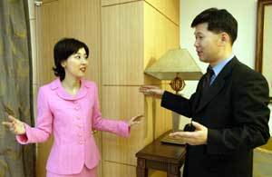 아파트 발코니 확장에 관해 설명을 듣고 있는 이매리씨. 박주일기자