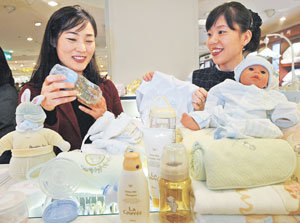 출산을 앞둔 예비 어머니가 출산 용품 전문점에서 직원의 도움을 받으며 필요한 제품들을 고르고 있다.김동주 기자 zoo@donga.com