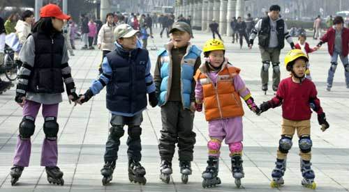 광장마다 ‘봄처녀 오셨네.’ 친구와 함께 자녀와 함께 레포츠 광장으로 나가보자. 서울 올림픽공원에서 인라인스케이트를 즐기고 있는 어린이들. 권주훈기자