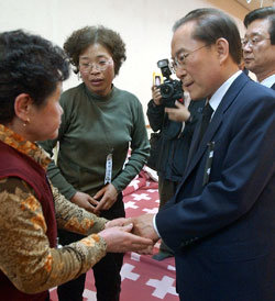 이회창 전 한나라당 총재(오른쪽)가 5일 대구지하철 방화 참사 실종자 가족 및 유가족 대기소를 찾아 가족들을 위로하고 있다.-대구=연합