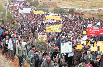 쿠르드족 수천명이 4일 이라크 북부 아크라에 모여 이라크전쟁이 일어날 경우 터키의 개입을 반대하는 시위를 벌이고 있다. 이곳은 쿠르드민주당(KDP)이 자치를 실시하는 지역이다. -아크라〓AP 연합